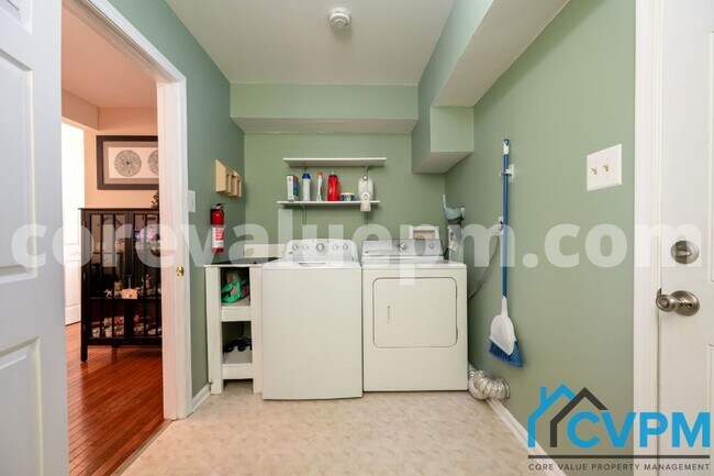 Building Photo - 15952 Alameda Dr