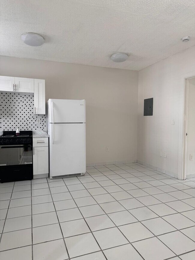 Interior Photo - 626 - Kina Hialeah