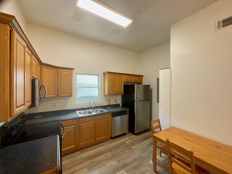 Building Photo - 128 E Waldburg St
