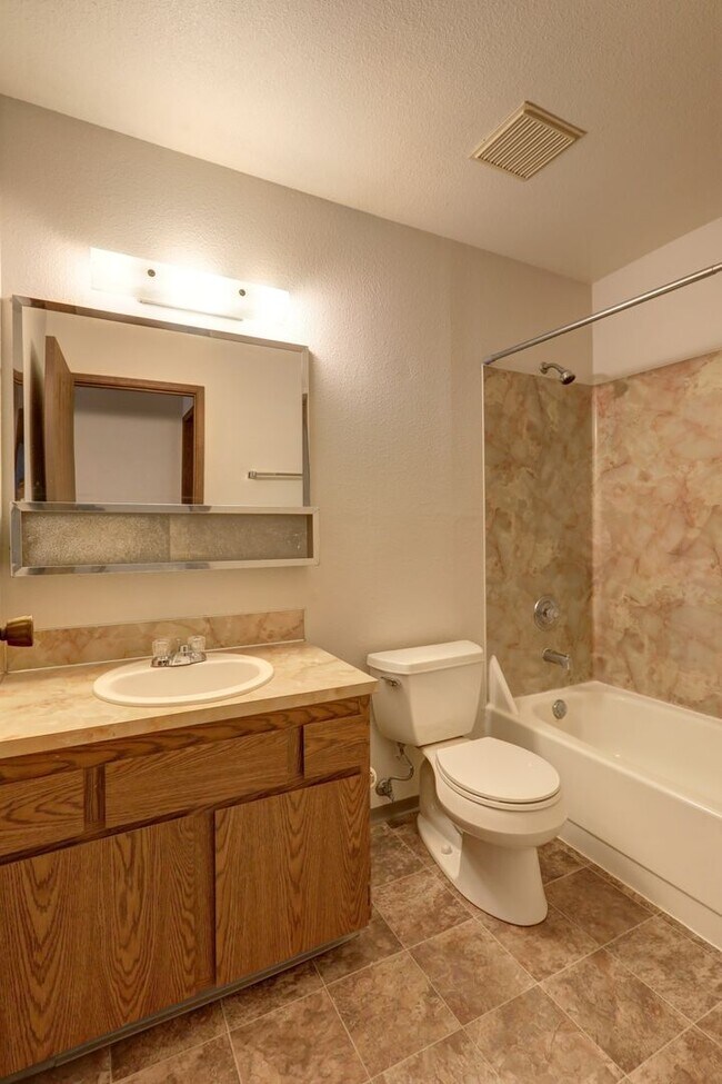 Building Photo - Top floor 2 bedroom 2 bath condo in Kirkland