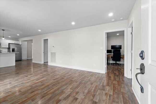 Building Photo - 370 Rossview Rd