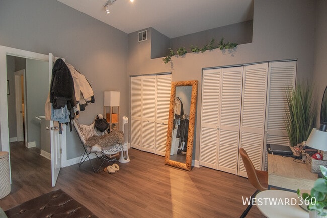 Building Photo - 2733 N Wayne Ave