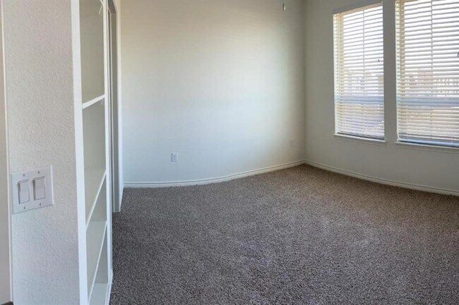Building Photo - 314 Castle Dr