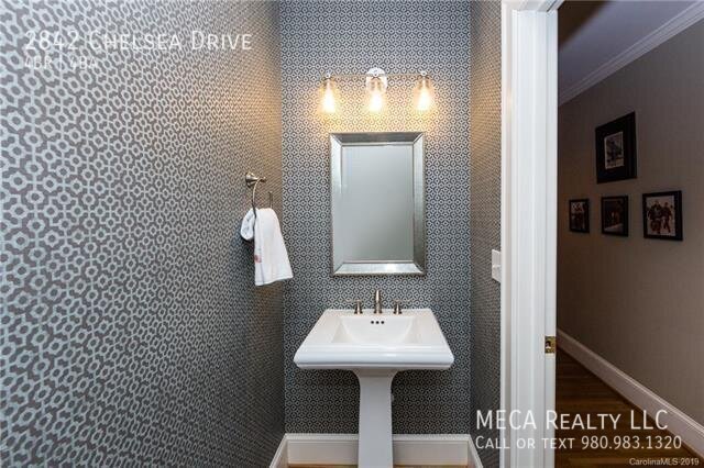 Building Photo - 2842 Chelsea Dr