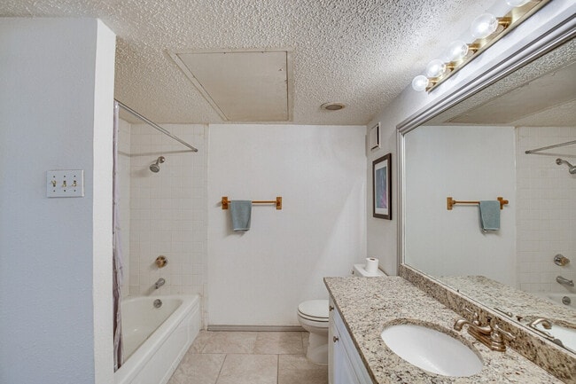 Building Photo - 8750 Park Ln