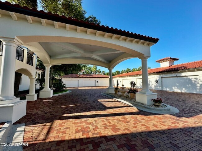 Building Photo - 5090 Riverside Dr