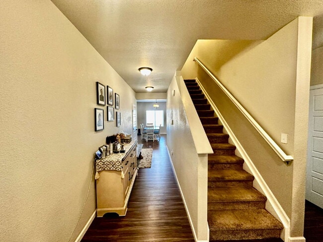 Building Photo - "Experience Spacious Living: 5-Bed, 3-Bath...