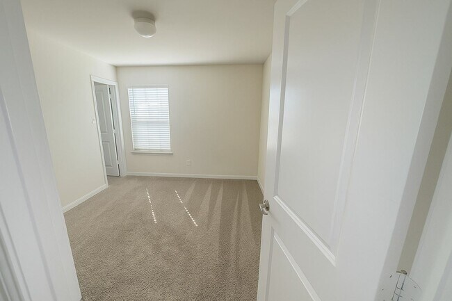 Building Photo - Beautiful 3-Bedroom Modern Home with Cover...