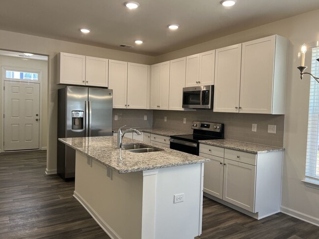 Building Photo - FREE RENT - $1000 Off First Month's Rent! ...