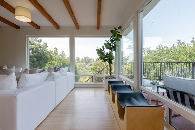 Building Photo - Beautiful Hollywood Hills Home For Lease!