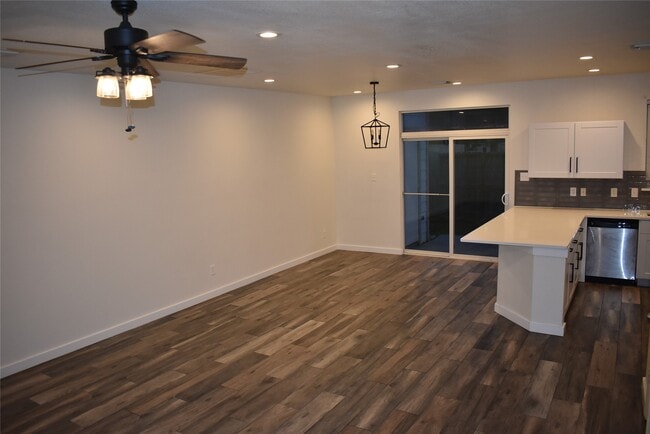 Building Photo - 16048 Limestone Lake Dr