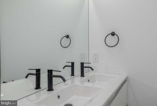 Building Photo - 722 Kenyon St NW