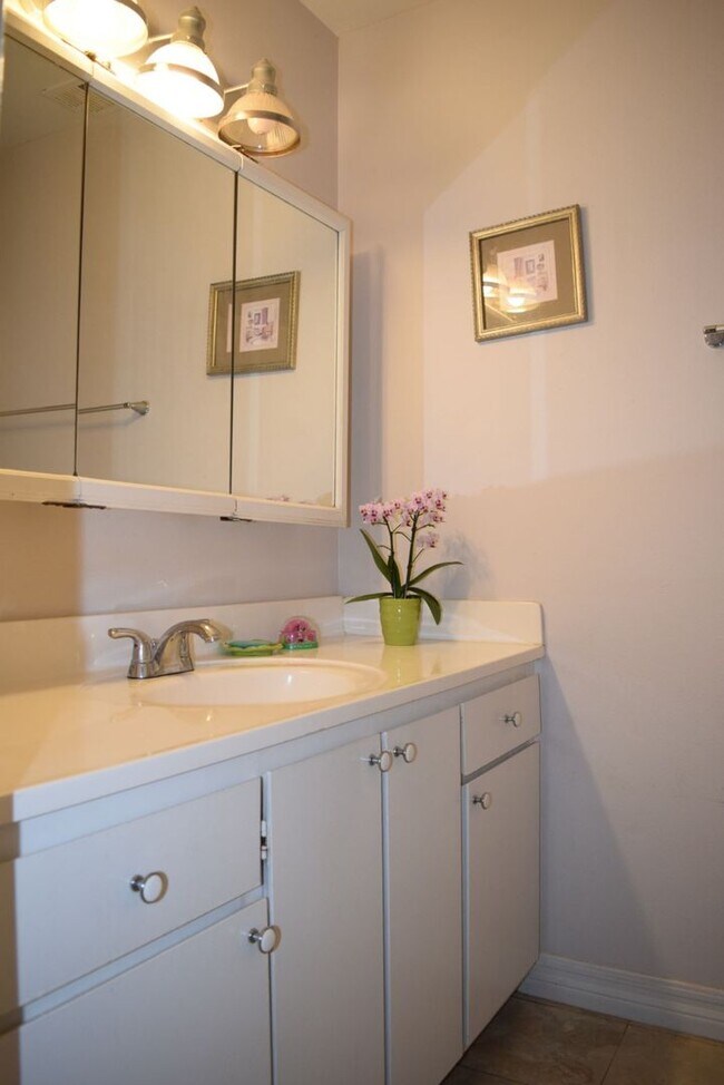Building Photo - 5578 Coronado Way