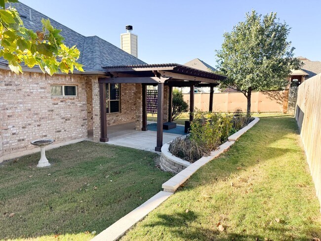 Building Photo - Popular DR Horton Sierra floor plan. 4 bed, 2 1/2 bath, 3 car garage, single story on a corner lo...