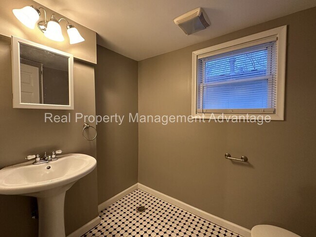 Building Photo - Cute Three-Bedroom with Large Deck!
