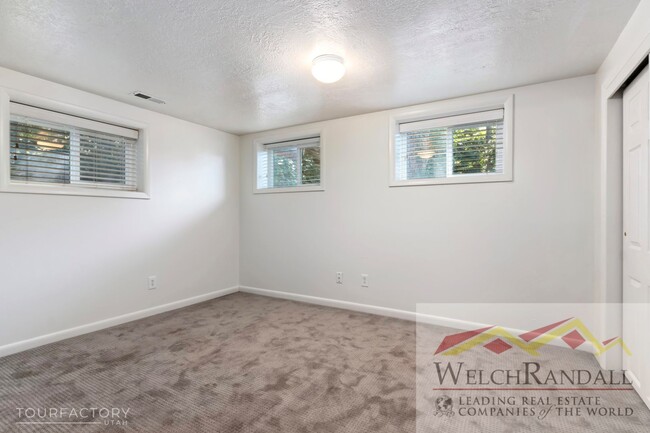 Building Photo - 3 Bed 2 Bath Millcreek Duplex.