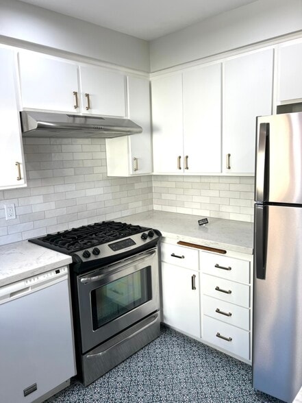 Stylish Kitchen - 213 16th Pl