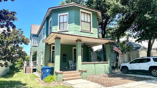 Building Photo - Great downtown location just 1-1/2 blocks off Centre St.!