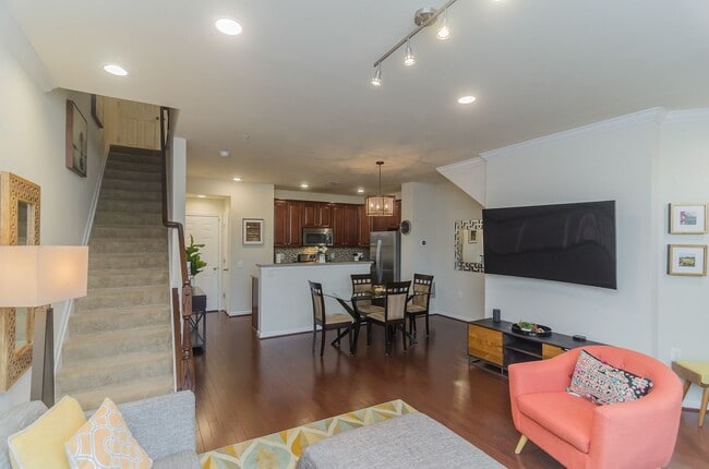 Building Photo - Beautiful and within walking distance to a...
