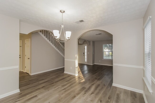Building Photo - 550 Gardinia Dr