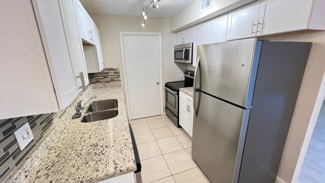 Building Photo - Cozy 2 BD/ 2 BA Apartment in Palm Bay! Was...