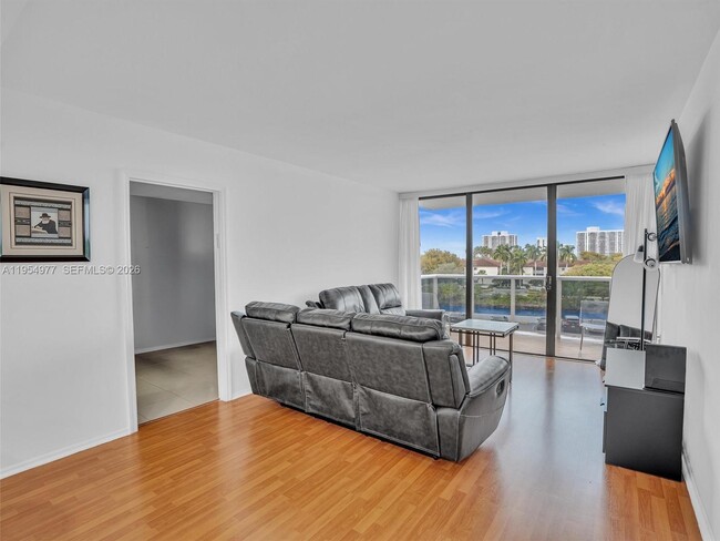 Building Photo - 3675 N Country Club Dr