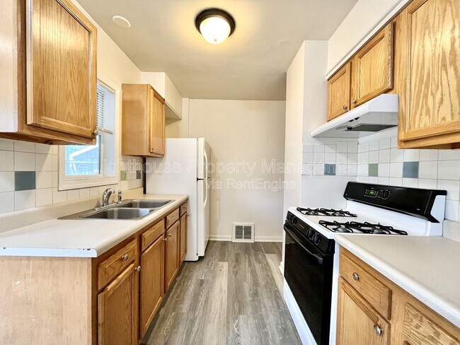 Building Photo - 1656 Fremont Ave NW