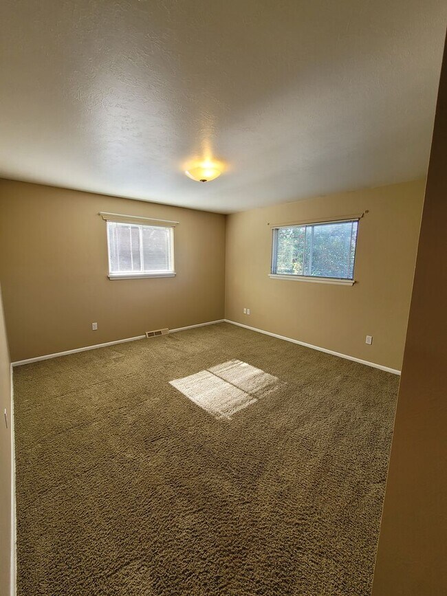 Building Photo - Great 5br/2ba House in NE Colorado Springs. Near UCCS