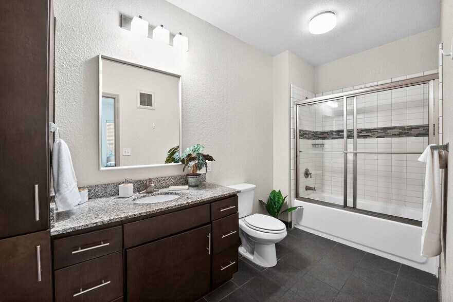 Building Photo - 800 W 26th St