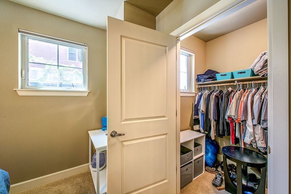 Building Photo - 406 S 13th St