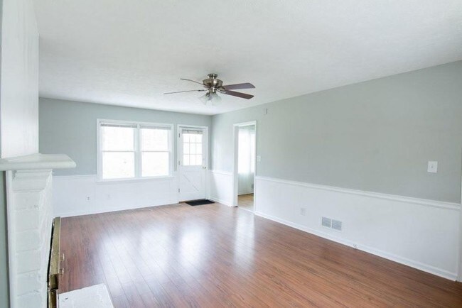 Building Photo - 205 Pinetree Dr