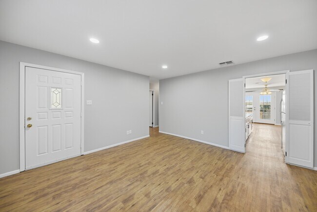 Building Photo - 600 E Stone St