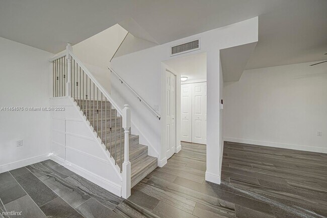 Building Photo - 3 br, 2.5 bath House - 4704 SW 67th Ave