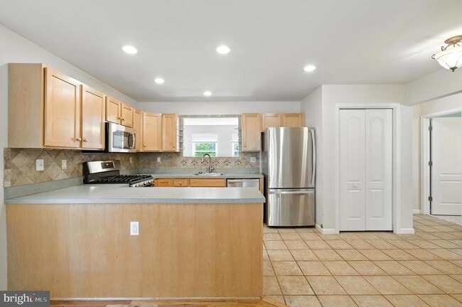Building Photo - 3241 Henson Ave