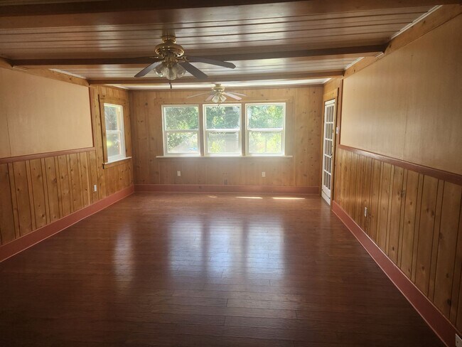 Building Photo - Beautiful 3 Bedroom/1 bathroom home with a...