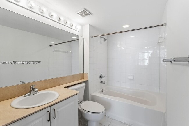 Building Photo - 1155 Brickell Bay Dr