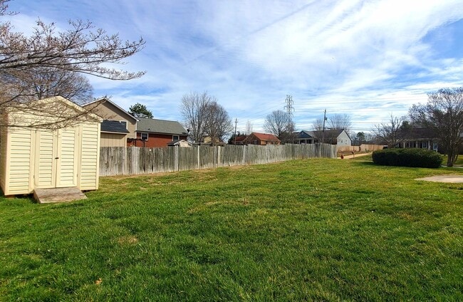 Building Photo - Spacious 3 bedroom 2 bathroom in Gastonia