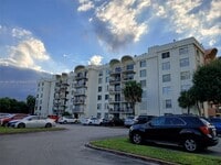 Building Photo - 9310 Fontainebleau Blvd
