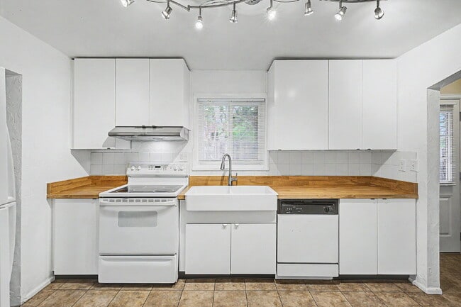 Building Photo - "Charming 3-Bedroom Duplex Retreat on Chester Street, Aurora – Cozy 1206 Sq Ft Home Awaiting Your...