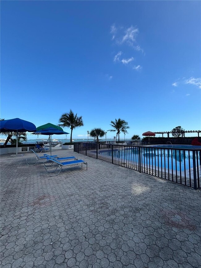 Building Photo - 999 Brickell Bay Dr