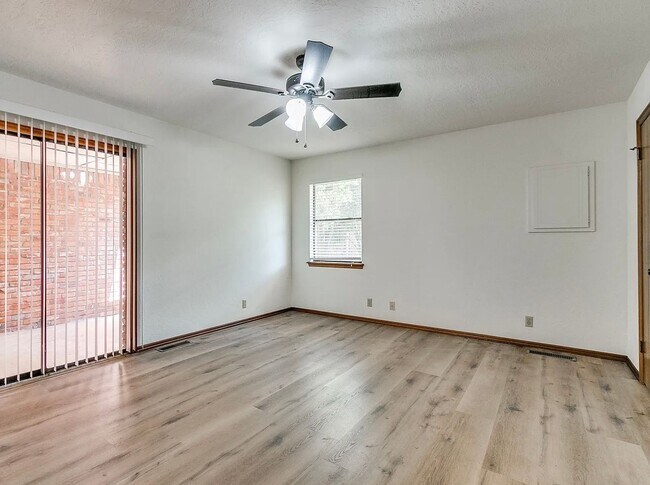 Building Photo - Beautiful 3bed/2bath Townhome Available in Westside Norman!!