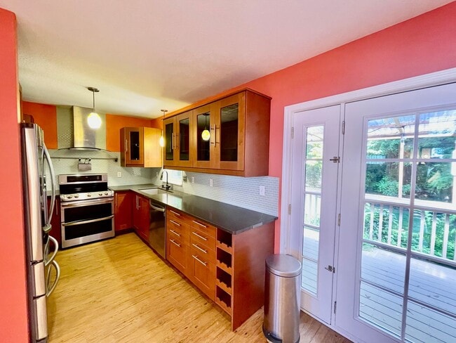 Building Photo - 3 Bedroom, 1 Bonus office/craft Room  and 2.5 Bath Home