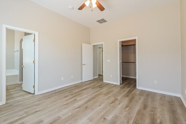 Building Photo - 122 E Camino Rancho Cielo