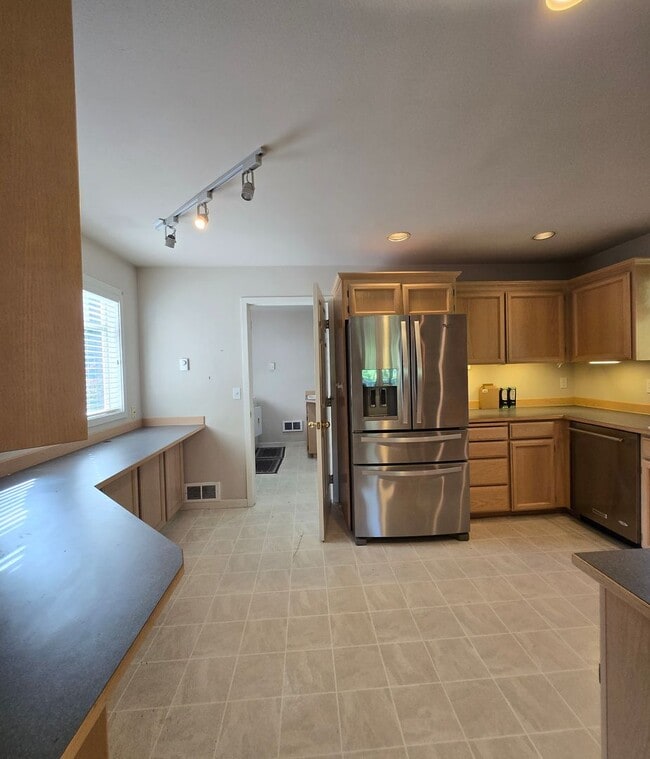Building Photo - ***PENDING APPLICATIONS***2 Bedroom 1.75 B...