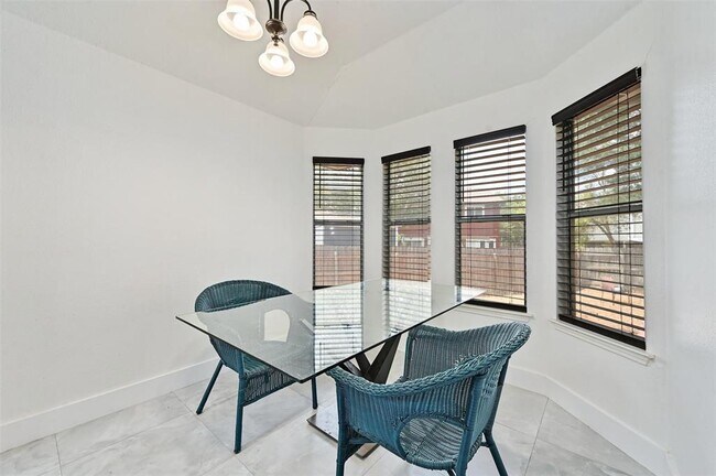 Building Photo - 610 Basil Dr