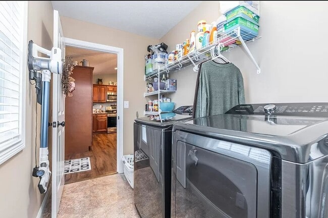 Building Photo - HELLO Georgeous 3 bdrm, 2 bath Single Fami...