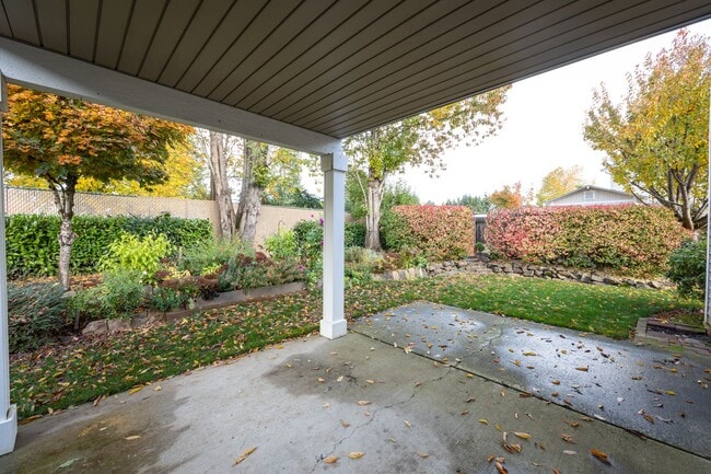 Building Photo - Three bedroom home with a bonus room and Air Conditioning - Built in 2000