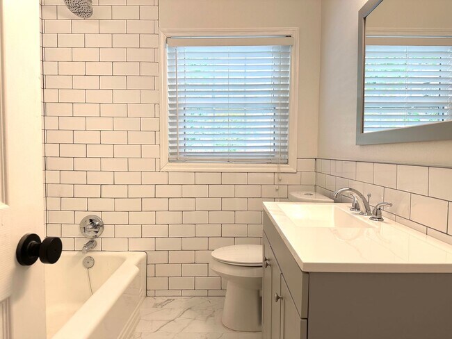 Building Photo - Great 4 Bedroom Mid-Century Home on 1/4 Ac...