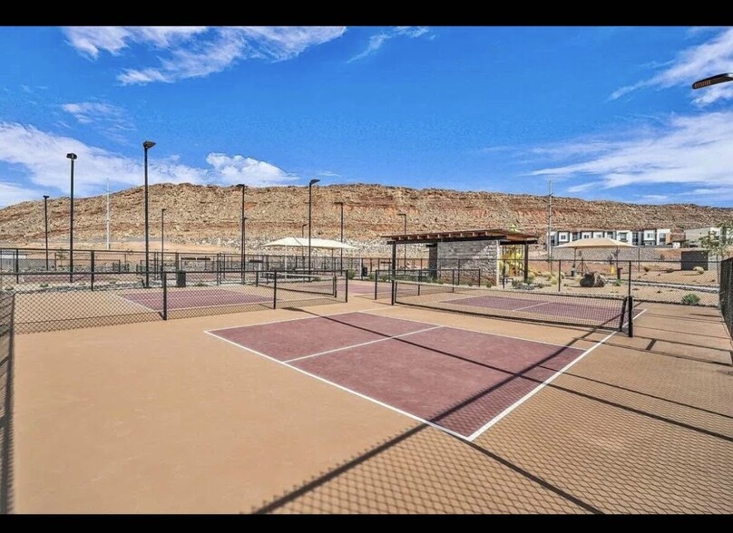 Building Photo - 3182 E Elkhorn Ln