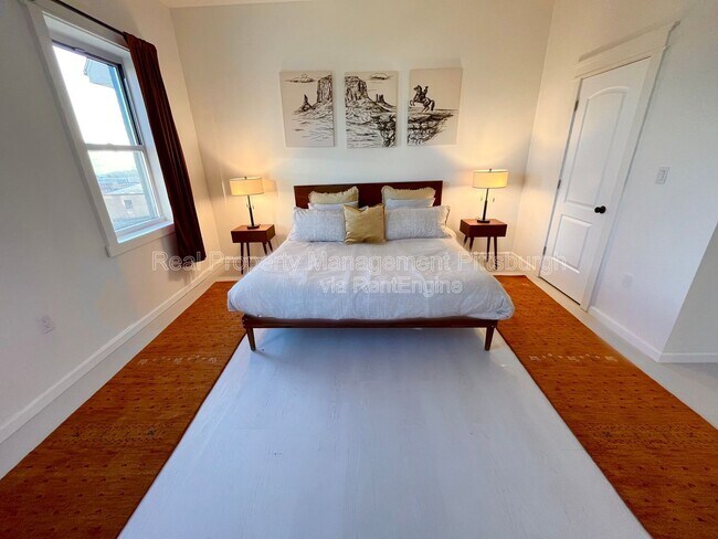 Building Photo - 2019 E Beckert Ave